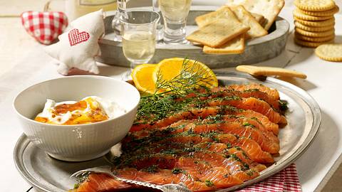 Gebeizter Lachs mit Moltebeeren-Crème fraîche-Dip Rezept - Foto: House of Food / Bauer Food Experts KG
