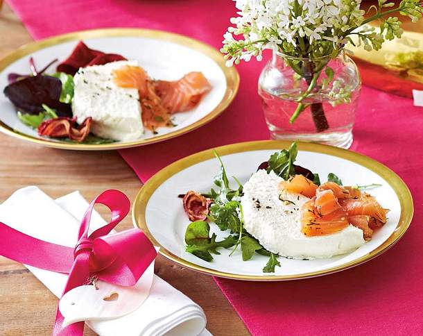 Gebeizter Sesamlachs mit Meerrettichmousse Rezept Gebeizter Sesamlachs mit Meerrettichmousse Rezept