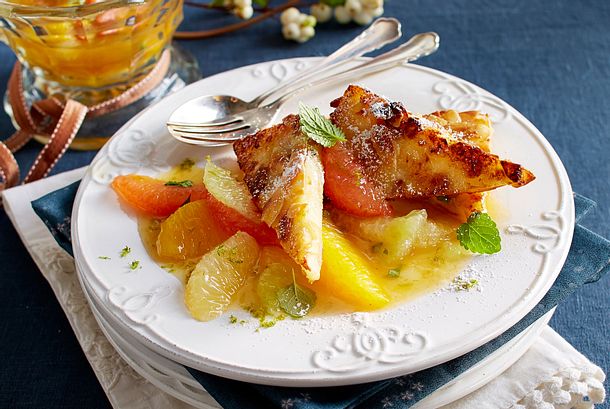 Gebratene Mandelgrießschnitten mit Zitrussalat Rezept Gebratene Mandelgrießschnitten mit Zitrussalat Rezept