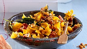 Gebrannte Pasta mit Mandelknusper Rezept - Foto: House of Food / Bauer Food Experts KG