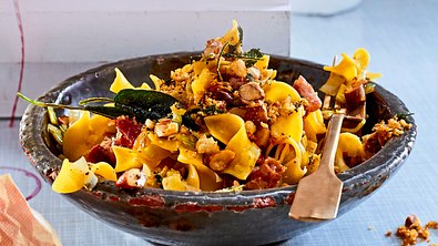 Gebrannte Pasta mit Mandelknusper Rezept - Foto: LECKER @ Bauer Media Group