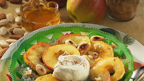 Gebratene Apfelscheiben mit Honig Rezept - Foto: Först, Thomas
