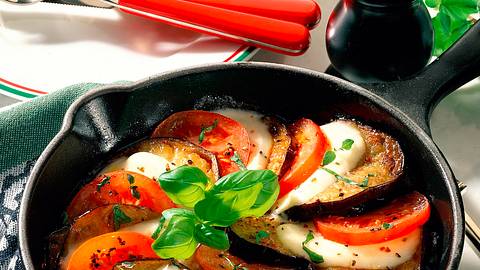 Gebratene Auberginen mit Tomate und Mozzarella Rezept - Foto: Neckermann