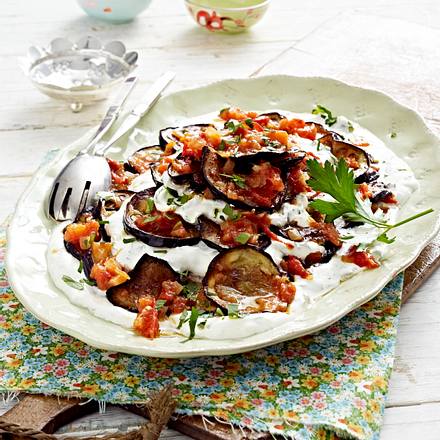 Gebratene Auberginenscheiben in Tomatensugo und Crème fraîche Rezept