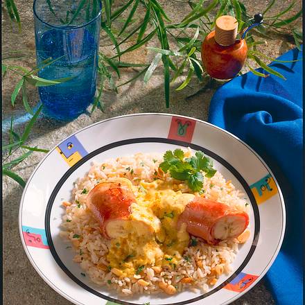 Gebratene Banane im Schinkenmantel mit Erdnusssoße Rezept Gebratene Banane im Schinkenmantel mit Erdnusssoße Rezept