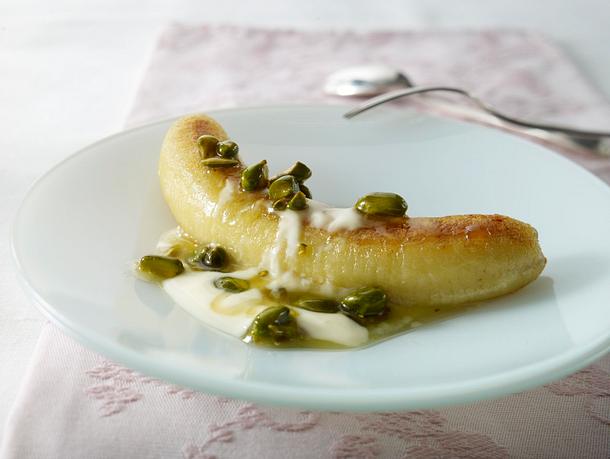 Gebratene Banane mit cremigem Vanille-Joghurt und gerösteten Pistazien und Honig Rezept Gebratene Banane mit cremigem Vanille-Joghurt und gerösteten Pistazien und Honig Rezept