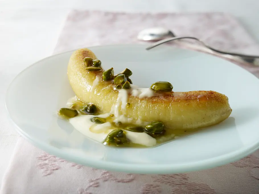 Gebratene Banane mit cremigem Vanille-Joghurt und gerösteten Pistazien und Honig Rezept