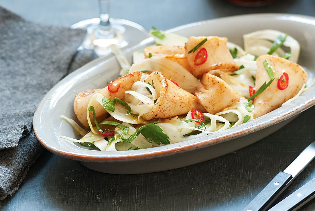 Gebratene Calamari und scharfer Fenchelsalat mit Minze Rezept | LECKER