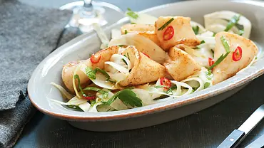 Gebratene Calamari und scharfer Fenchelsalat mit Minze Rezept - Foto: LECKER @ Bauer Media Group Gebratene Calamari und scharfer Fenchelsalat mit Minze Rezept - Foto: LECKER @ Bauer Media Group