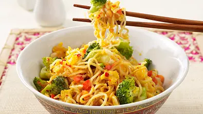 Gebratene Chuka Soba Nudeln mit Ei-Flocken und Hähnchenfilet Rezept - Foto: LECKER @ Bauer Media Group