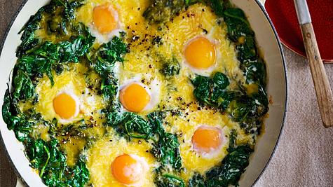 Gebratene Eier auf Spinat Rezept - Foto: House of Food / Bauer Food Experts KG