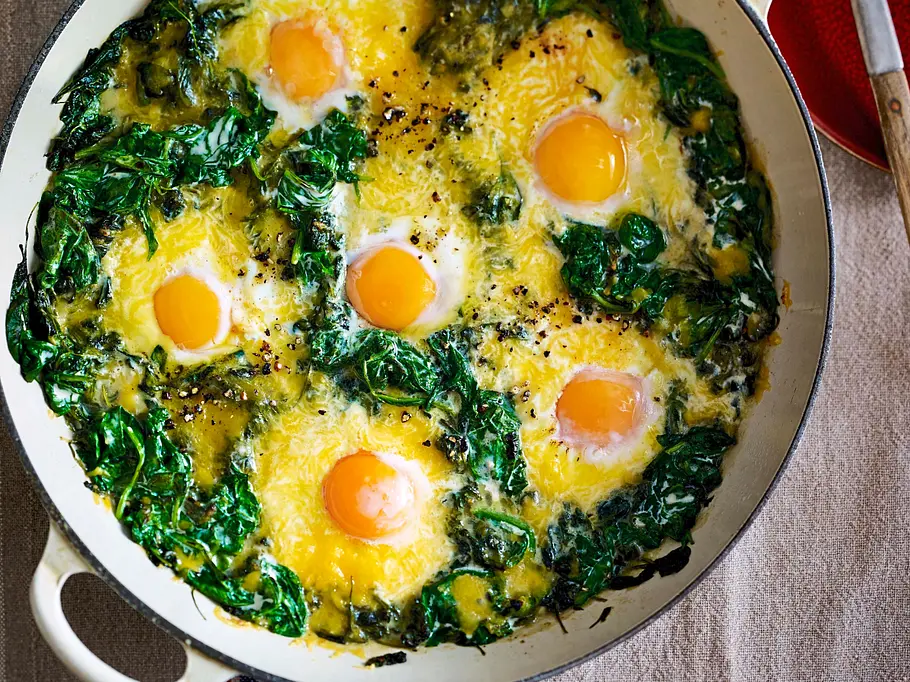 Gebratene Eier auf Spinat Rezept Gebratene Eier auf Spinat Rezept