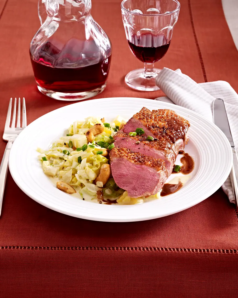 Gebratene Entenbrust zu Spitzkohl-Kartoffel-Rahm und Cashewkernen Rezept Gebratene Entenbrust zu Spitzkohl-Kartoffel-Rahm und Cashewkernen Rezept