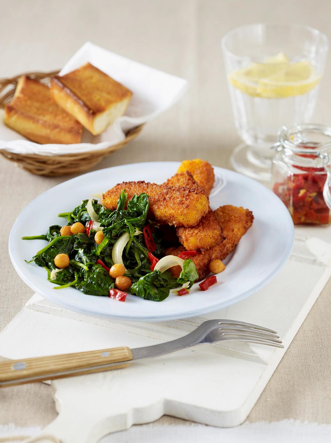 Gebratene Fischstäbchen auf Blattspinat Rezept Gebratene Fischstäbchen auf Blattspinat Rezept