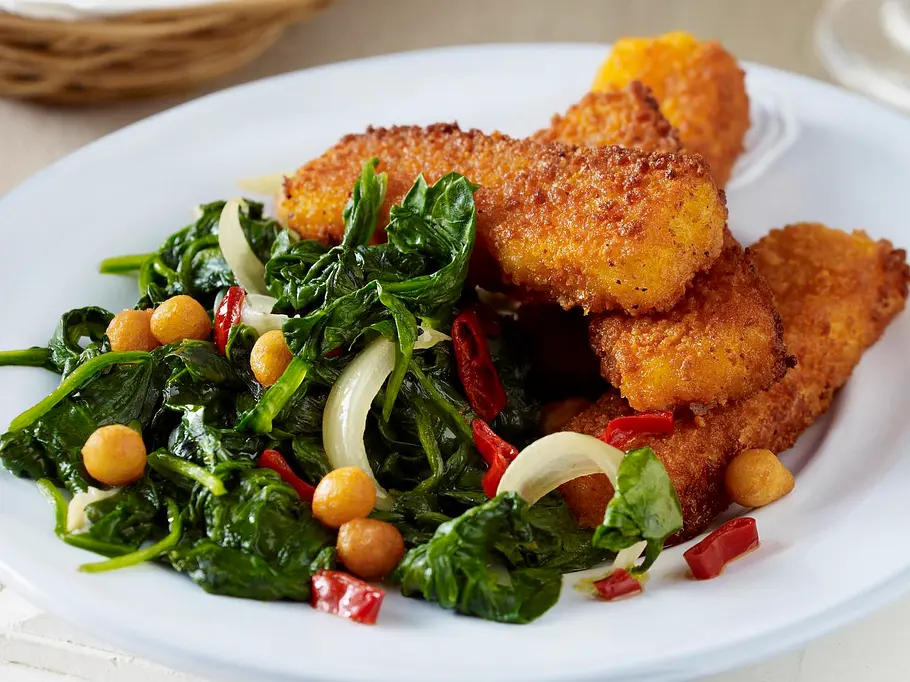 Gebratene Fischstäbchen auf Blattspinat Rezept Gebratene Fischstäbchen auf Blattspinat Rezept