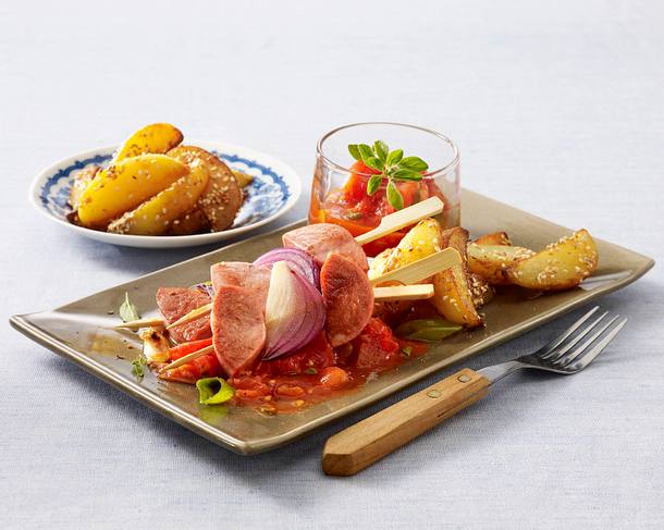Gebratene Fleischwurst mit Tomatensalsa und Sesam-Kartoffelspalten Rezept Gebratene Fleischwurst mit Tomatensalsa und Sesam-Kartoffelspalten Rezept