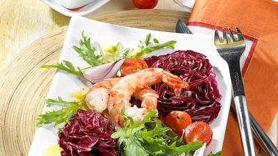 Gebratene Garnelen auf Salat Rezept - Foto: House of Food / Bauer Food Experts KG