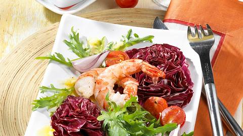 Gebratene Garnelen auf Salat Rezept - Foto: House of Food / Bauer Food Experts KG