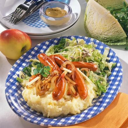 Gebratene Geflügelwürstchen mit Kartoffel-Apfel-Püree Rezept Gebratene Geflügelwürstchen mit Kartoffel-Apfel-Püree Rezept