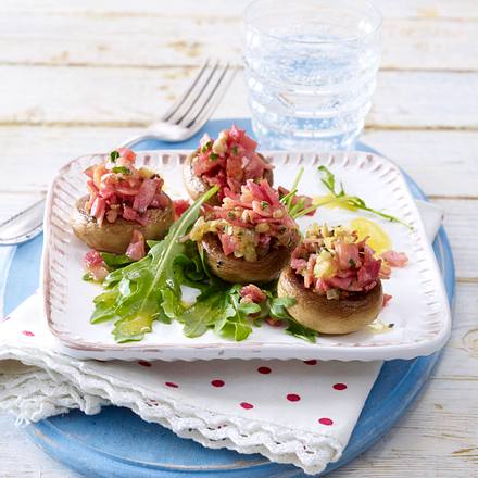 Gebratene gefüllte Champignons auf Blattsalat Rezept Gebratene gefüllte Champignons auf Blattsalat Rezept