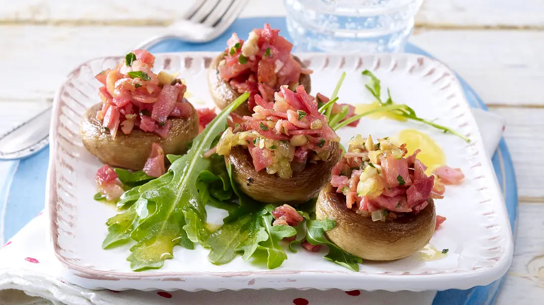 Gebratene gefüllte Champignons auf Blattsalat Rezept - Foto: LECKER @ Bauer Media Group Gebratene gefüllte Champignons auf Blattsalat Rezept - Foto: LECKER @ Bauer Media Group