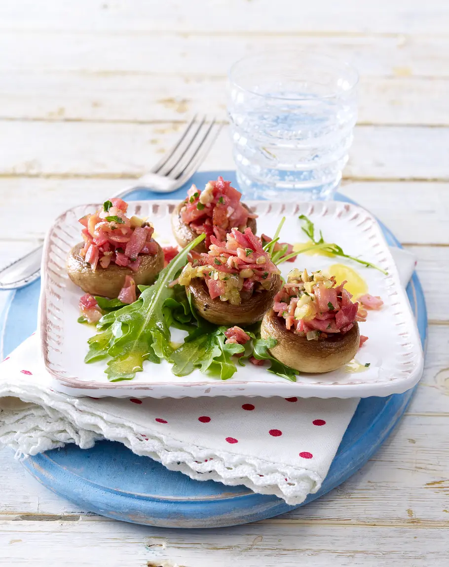 Gebratene gefüllte Champignons auf Blattsalat Rezept Gebratene gefüllte Champignons auf Blattsalat Rezept