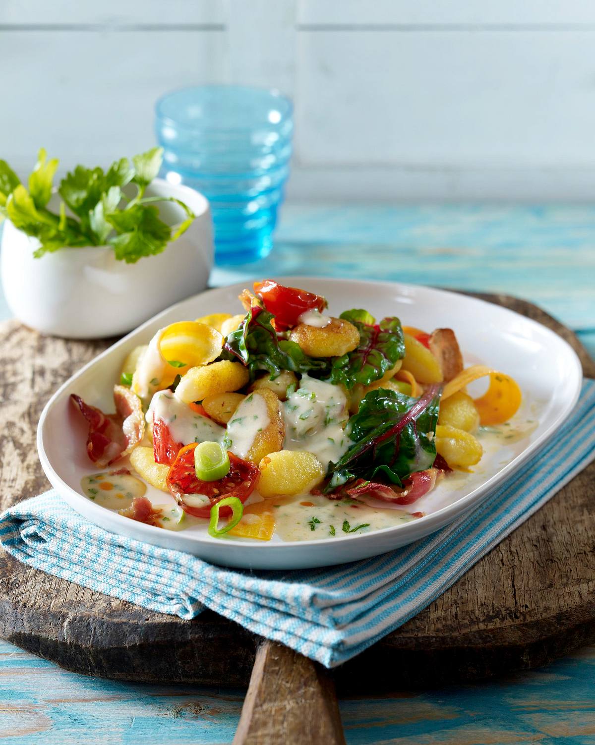 Gebratene Gnocchi mit Mangold und Kirschtomaten in Speck-Knoblauch-Soße Rezept