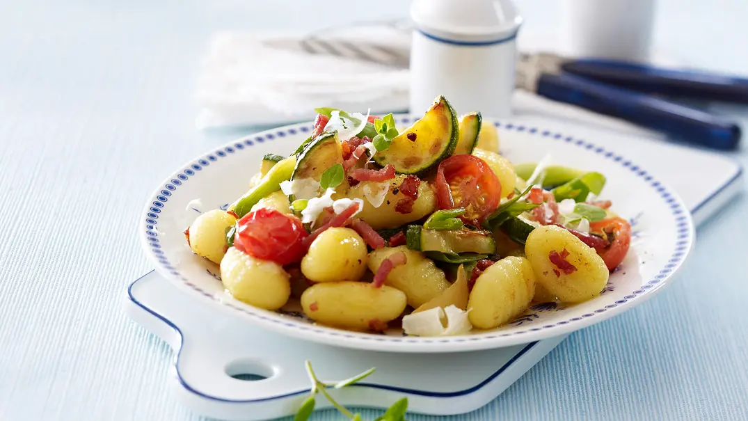 Gebratene Gnocchi mit Sommergemüse Rezept - Foto: LECKER @ Bauer Media Group