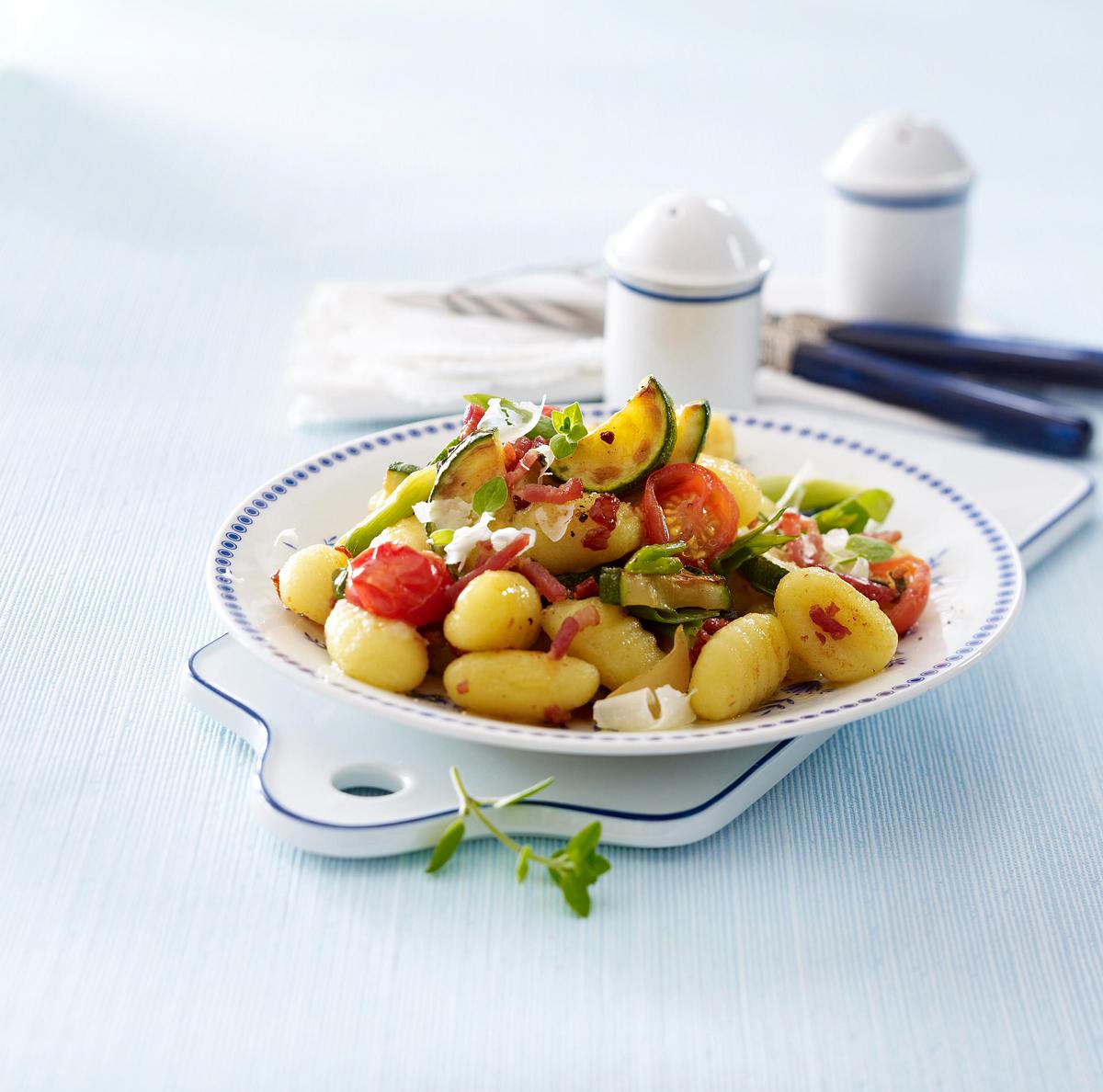 Gebratene Gnocchi mit Sommergemüse Rezept