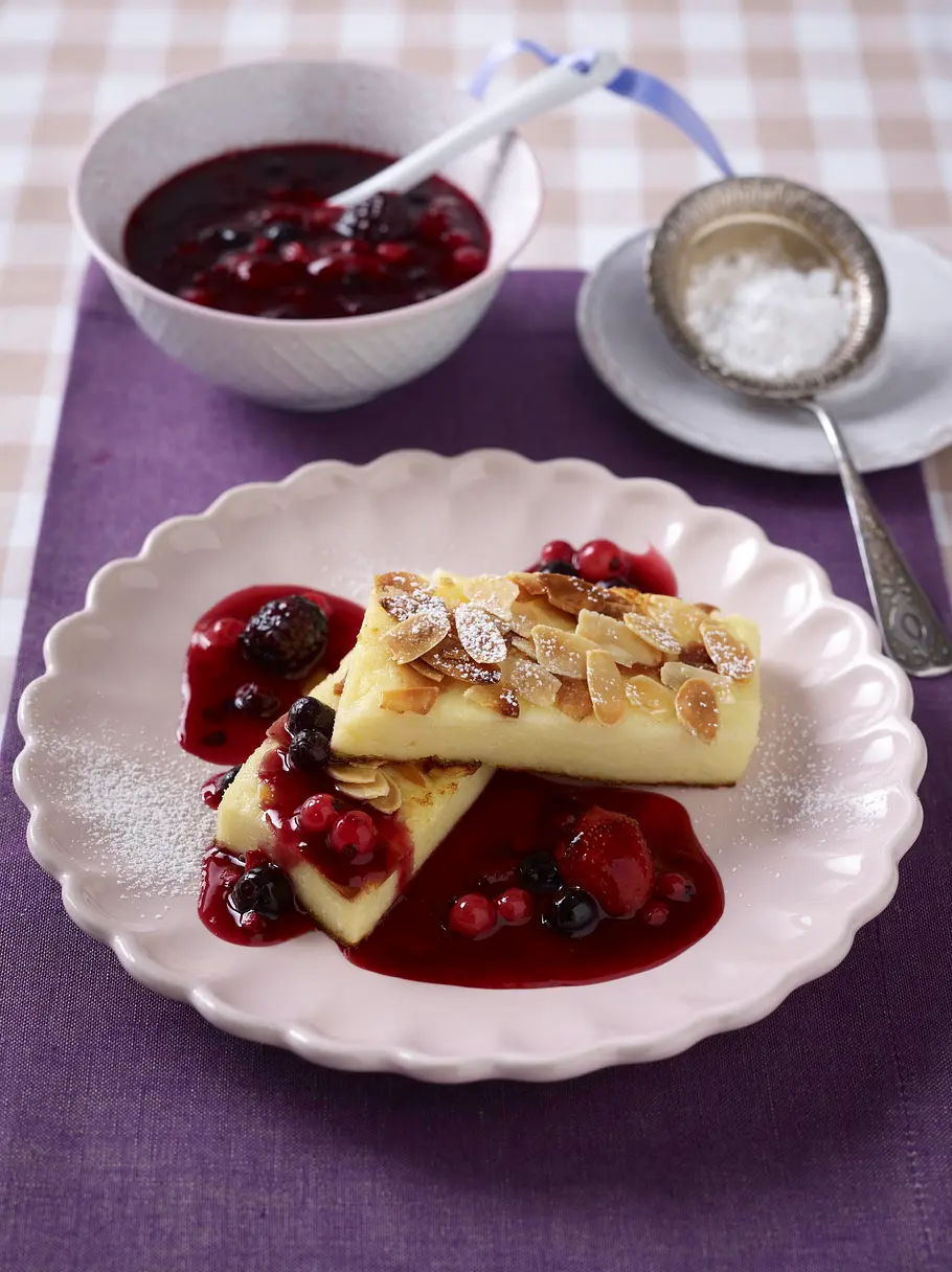 Gebratene Grieß-Schnitten mit Beeren-Grütze Rezept Gebratene Grieß-Schnitten mit Beeren-Grütze Rezept
