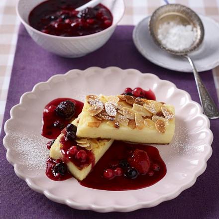 Gebratene Grieß-Schnitten mit Beeren-Grütze Rezept Gebratene Grieß-Schnitten mit Beeren-Grütze Rezept