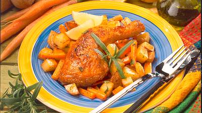 Gebratene Hähnchenkeulen mit Kartoffeln und Möhren Rezept - Foto: Scarlini