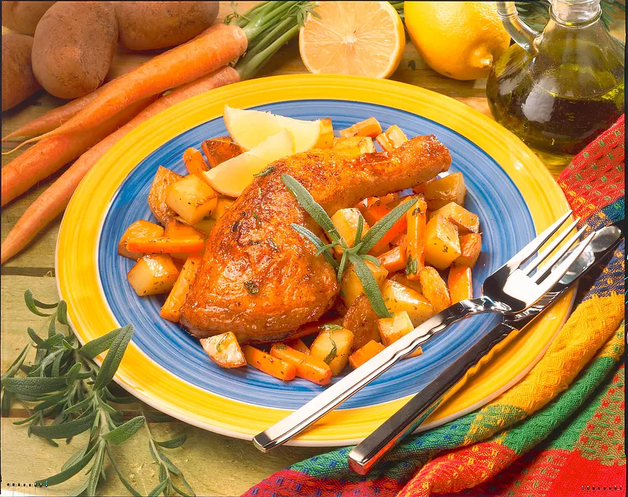 Gebratene Hähnchenkeulen mit Kartoffeln und Möhren Rezept