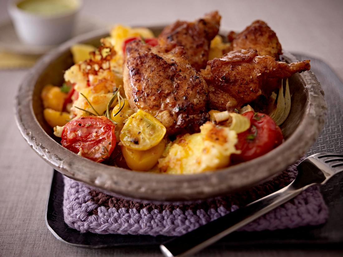 Gebratene Hähnchenkeulen-Streifen mit Kartoffeln und Tomaten Rezept ...