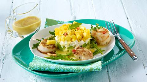 Gebratene Jakobsmuscheln an Avocado-Raukesalat Rezept - Foto: House of Food / Bauer Food Experts KG