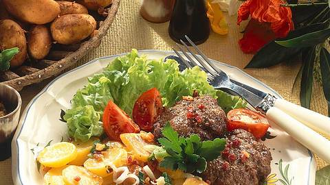 Gebratene junge Kartoffeln mit Frikadellen Rezept - Foto: Horn