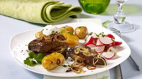 Gebratene Kalbsleber mit Pellkartoffeln und Sour Creme (Aus 4 mach 1) Rezept - Foto: LECKER @ Bauer Media Group