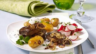 Gebratene Kalbsleber mit Pellkartoffeln und Sour Creme (Aus 4 mach 1) Rezept - Foto: House of Food / Bauer Food Experts KG