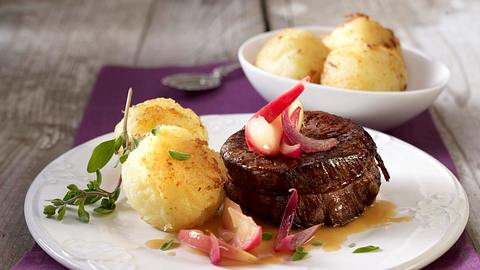 Gebratene Kartoffelknödel zu Filetsteak mit Apfel-Zwiebel-Soße Rezept - Foto: House of Food / Bauer Food Experts KG