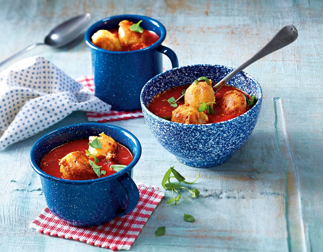 Gebratene Käseklößchen in Tomatensuppe Rezept | LECKER
