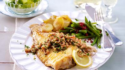 Gebratene Kutterscholle mit Speckbohnen und Krabben Rezept - Foto: House of Food / Bauer Food Experts KG