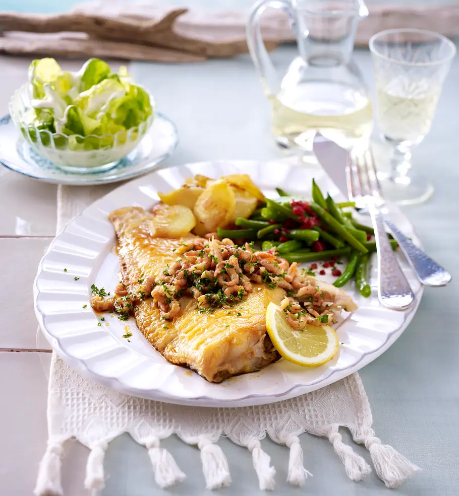 Gebratene Kutterscholle mit Speckbohnen und Krabben Rezept Gebratene Kutterscholle mit Speckbohnen und Krabben Rezept