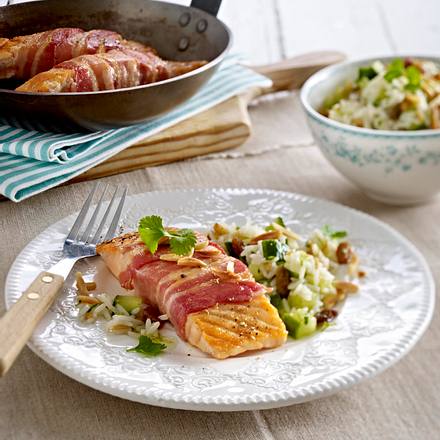 Gebratene Lachstranchen im Speckmantel zu Reissalat Rezept Gebratene Lachstranchen im Speckmantel zu Reissalat Rezept