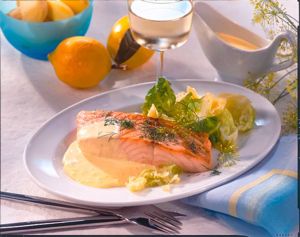 Gebratene Lachstranchen mit Hollandaise Rezept Gebratene Lachstranchen mit Hollandaise Rezept