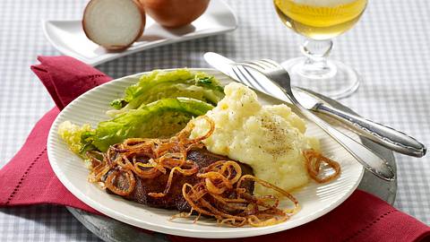 Gebratene Leber mit Püree und Schmorwirsing Rezept - Foto: House of Food / Bauer Food Experts KG