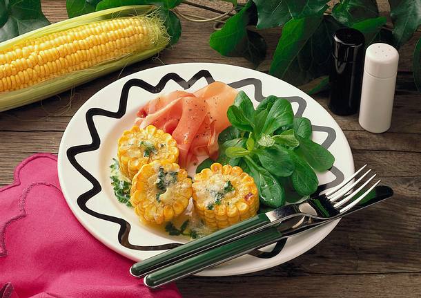 Gebratene Maisräder mit Feldsalat und Parmaschinken Rezept Gebratene Maisräder mit Feldsalat und Parmaschinken Rezept