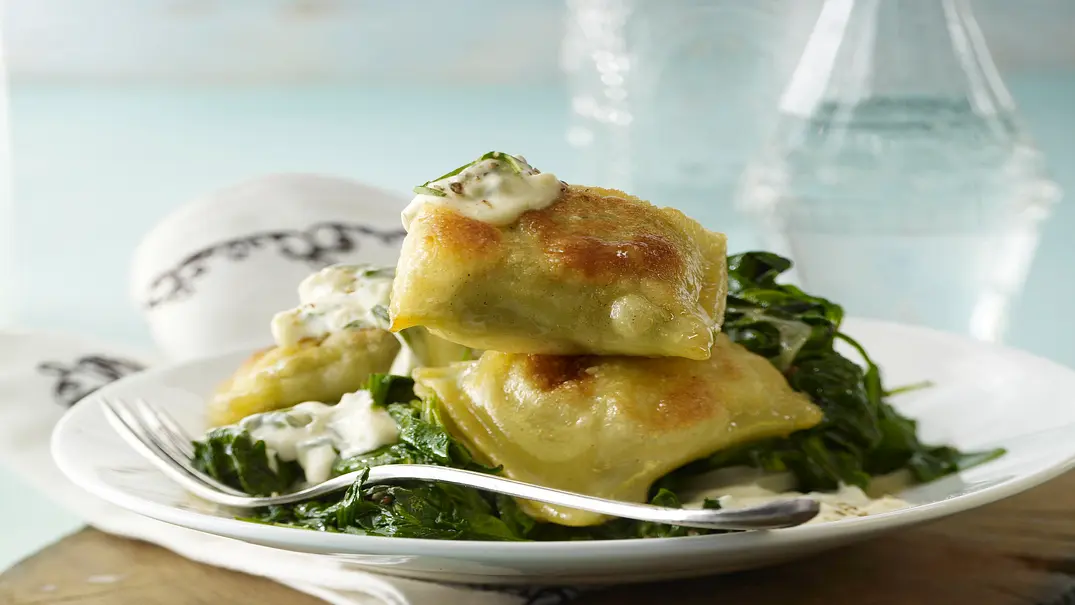 gebratene Maultaschen mit jungem Spinat und Bärlauch-Frischkäse-Creme Rezept - Foto: LECKER @ Bauer Media Group