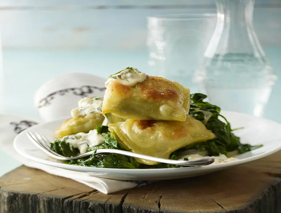 gebratene Maultaschen mit jungem Spinat und Bärlauch-Frischkäse-Creme Rezept