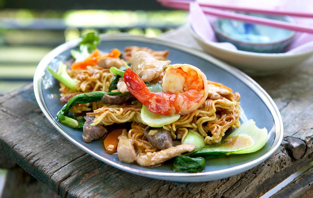 Gebratene Nudeln mit dreierlei Fleisch (Chow mein) Rezept