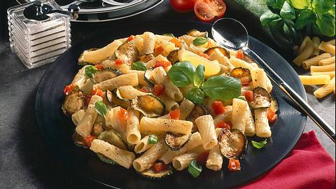 Gebratene Nudeln mit Zucchini Rezept - Foto: House of Food / Bauer Food Experts KG